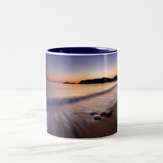 DIE ZEITSTUNDE AN DER KÜSTE ZWEIFARBIGE TASSE (Mittel)