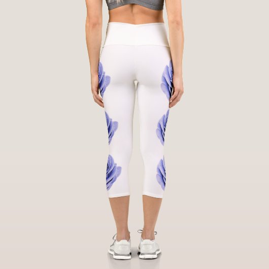 Die zerbrechliche Schönheit einer Rose Capri Leggings (Rückseite)