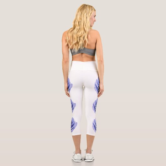 Die zerbrechliche Schönheit einer Rose Capri Leggings (Rückseite)