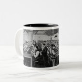 Die Zigarrenherstellungsabteilungen Zweifarbige Tasse (Vorderseite Links)