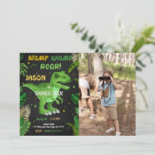 DIE ZIMMER UND DIE ZIMMER. Sein Dinosaurier Geburt Einladung (Stehend Vorderseite)