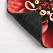 Die Zinnia-Details sind fröhlich, aber nicht beson Mousepad (Ecke)