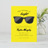 Die Zukunft der Yellow Retro Graduation Party ist  Einladung (Stehend Vorderseite)