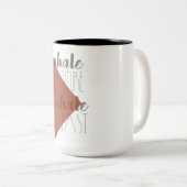 Die Zukunft einatmen, die Vergangenheit erleben |  Zweifarbige Tasse (VorderseiteRechts)