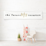 Die Zukunft Frau Name Black Gold Script White Banner<br><div class="desc">Brilliant für das Brautparty, Junggeselinnen-Abschied oder wann machen diese typografische Design hat The Future Mrs und Surname und ist vollständig anpassbar. Sie können den Text leicht personalisieren und auch den Schriftart, den Text und die Hintergrundfarbe ändern, indem Sie die Option Klicken, um den Text anzupassen wählen. Wenn Sie möchten, können...</div>