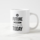 Die Zukunft Inspiriere Zitat weiß Jumbo-Tasse (Rechts)