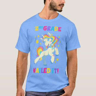 Die zweite Klasse nagelte es ein Einhorn Kinder zu T-Shirt