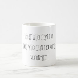 Diejenigen, die mehr tun können, Freiwillige Typog Kaffeetasse