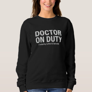 Diensthabender Arzt - Angetrieben von Kaffee und S Sweatshirt