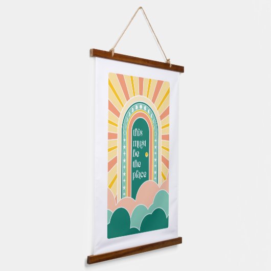 dies muss der Ort der Retrotür sein Wandteppich Mit Holzrahmen (Gewinkelt)