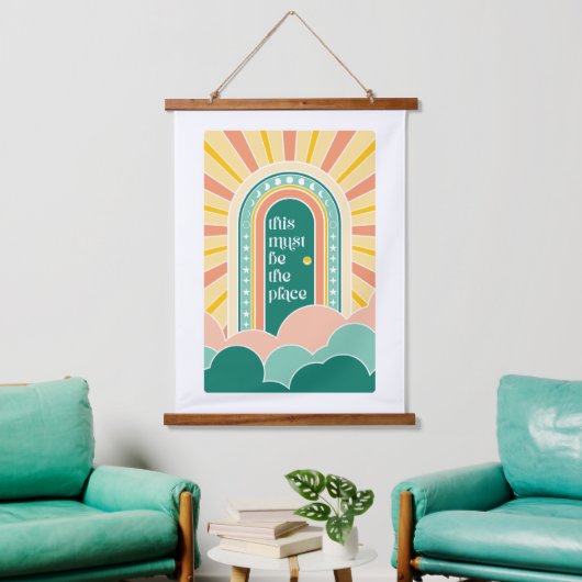 dies muss der Ort der Retrotür sein Wandteppich Mit Holzrahmen (Wohnzimmer)