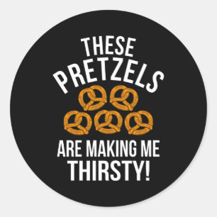 Diese Bretzels machen mich zu einem Thirsty Beer F Runder Aufkleber