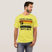 Diese Farben laufen nicht. Schwule Bärennation. T-Shirt (Vorne ganz)