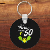 Diese Gurke wird 50 Pickleball 50. Geburtstag Schlüsselanhänger (Vorderseite)