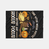 Diese Hexe braucht Kaffee vor einem Hokus Fleecedecke (Vorderseite (Horizontal))