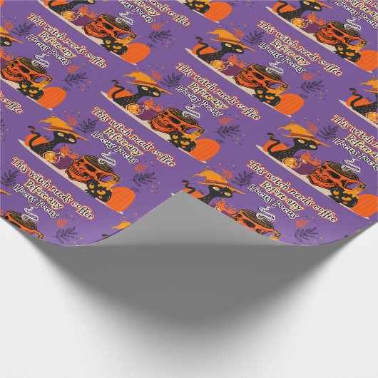 Diese Hexe braucht Kaffee vor einem Hokus Geschenkpapier (Ecke)