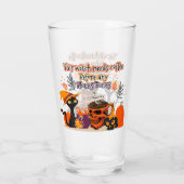 Diese Hexe braucht Kaffee vor einem Hokus Glas (Rückseite)