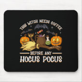 Diese Hexe braucht Kaffee vor einem Hokus Mousepad (Vorne)