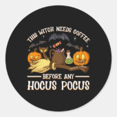 Diese Hexe braucht Kaffee vor einem Hokus Runder Aufkleber (Vorderseite)