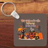 Diese Hexe braucht Kaffee vor einem Hokus Schlüsselanhänger (Vorderseite)