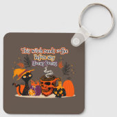 Diese Hexe braucht Kaffee vor einem Hokus Schlüsselanhänger (Rückseite)