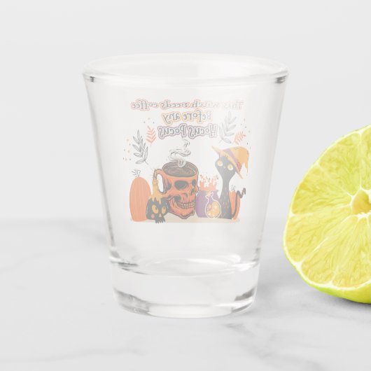 Diese Hexe braucht Kaffee vor einem Hokus Schnapsglas (Rückseite)