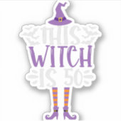 Diese Hexe ist das fünfzigste lustige Halloween Ge Aufkleber (Vorderseite)