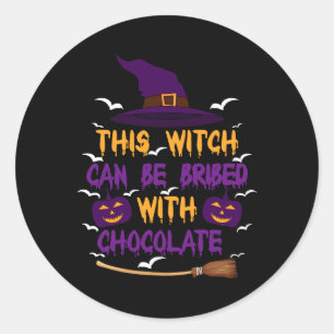 Diese Hexe kann mit Chocolate Halloween bestochen  Runder Aufkleber