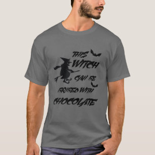 Diese Hexe kann mit SchokoladenHalloween bestochen T-Shirt