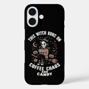 Diese Hexe läuft auf Kaffee, Chaos und Süßigkeiten iPhone 16 Hülle