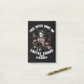 Diese Hexe läuft auf Kaffee, Chaos und Süßigkeiten Post-it Klebezettel (Auf Schreibtisch)