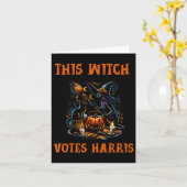 Diese Hexe wählt Kamala Harris Halloween Spooky Karte (Gelbe Blume)