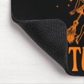 Diese Hexe wird von Bychelorette Hallowe getroffen Mousepad (Ecke)