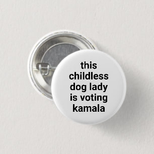 Diese kinderlose Hündin wählt Kamala, weiß Button