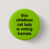 Diese kinderlose Katzenfrau wählt Kamala grün Button (Vorderseite)