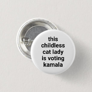 Diese kinderlose Katzenfrau wählt Kamala weiß Button