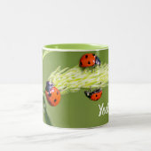 Diese kleinen Ladybugs gewähren einen glücklichen  Zweifarbige Tasse (Mittel)