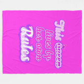 Diese Königin befolgt nie die Regeln pink Fleecedecke (Vorderseite (Horizontal))