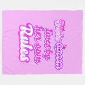 Diese Königin befolgt nie die Regeln pink Fleecedecke (Vorderseite (Horizontal))