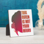 Diese Königin ist NICHT DEIN NEGRO Black History M Fotoplatte<br><div class="desc">Stilvoll Diese Königin ist NICHT IHRE NEGRO Schwarze Geschichte Month-Plakette, zeigt das Seitenprofil der afro Königin mit fett grunge Text. Dieser Statement-Text wird von einem berühmten Zitat eines einflussreichen afroamerikanischen Schriftstellers inspiriert und ist ein ideales Geschenk für jede afroamerikanische Karibik-Feier mit schwarzem Stolz. Gutes Geschenk für sich oder Ihre Königin...</div>