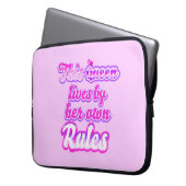 Diese Königin lebt nach ihren eigenen Regeln Elect Laptopschutzhülle (Vorderseite Links)