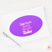 Diese Königin lebt nach ihren eigenen Regeln Ovaler Aufkleber (Umschlag)