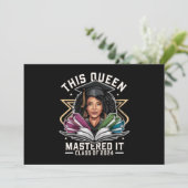 Diese Königin meisterte es-Klasse des Abschlusses Ankündigung (Stehend Vorderseite)