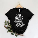 Diese Krankenschwester läuft auf Kaffee Chaos und  T-Shirt<br><div class="desc">Diese Krankenschwester läuft auf Kaffeekatsche und küsst Funny T - Shirt Wenn Sie eine Krankenschwester oder wissen,  wer von Koffein lebt,  die Unberechenbarkeit der Gesundheitsversorgung und die Liebe,  die mit den Patienten geteilt wird,  dieses Tee ist ein Muss-Have. Für Krankenschwestern,  Kaffeeliebhaber,  Krankenschwester Tag.</div>