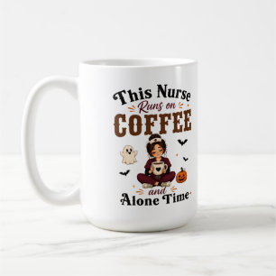 Diese Krankenschwester läuft mit Kaffee und Allein Kaffeetasse