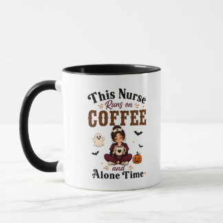 Diese Krankenschwester läuft mit Kaffee und Allein Tasse