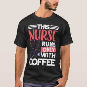 Diese Krankenschwester läuft nur mit Kaffee-Humor- T-Shirt