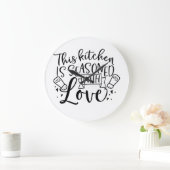 Diese Küche ist mit Liebe besetzt Große Wanduhr (Zuhause)