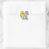 Diese Küken Lieben Fußball Runder Aufkleber (Tasche)