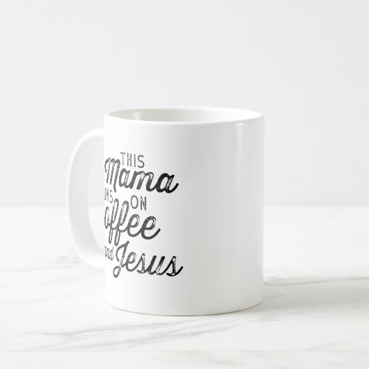 Diese Mama läuft auf Kaffee und Jesus Kaffeetasse (Vorderseite Links)
